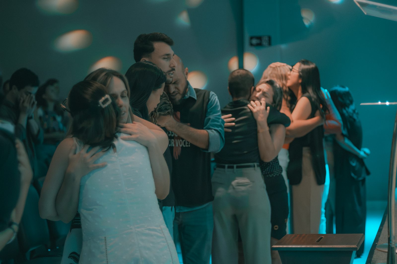 Pessoas em comunhão e cuidado durante encontro da IAMIR.