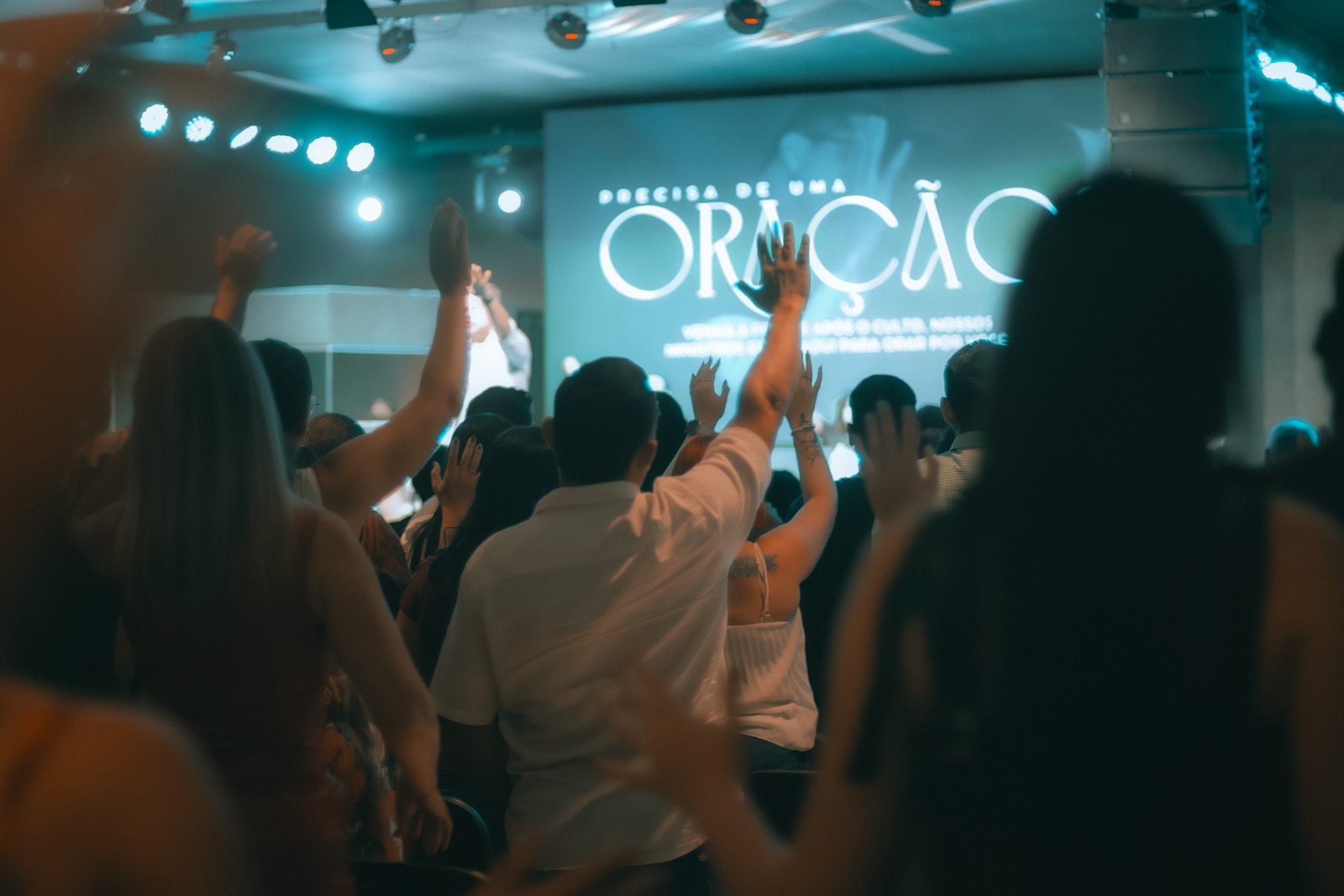 Culto da IAMIR com pessoas em oração.
