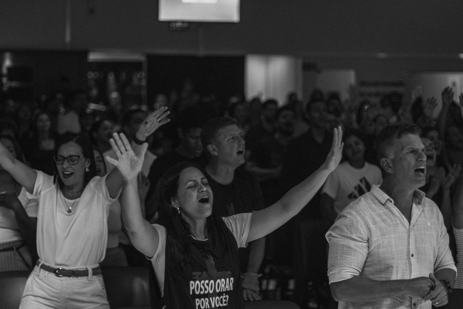 Igreja reunida em oração e adoração.