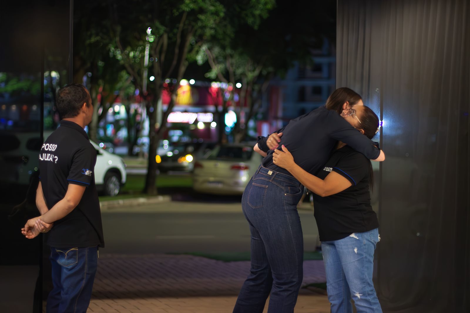 Recepção acolhendo pessoas na entrada da IAMIR.