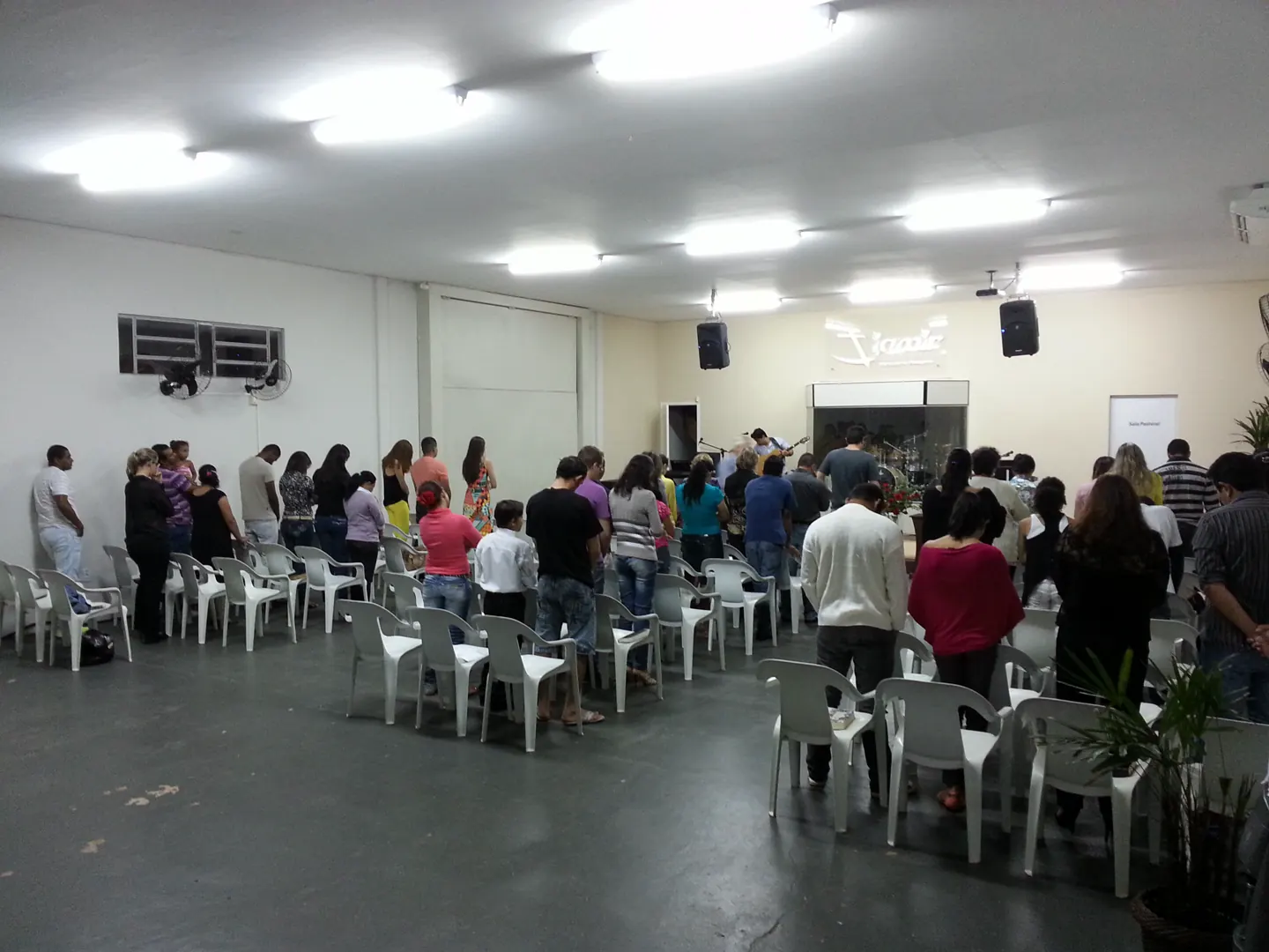 Comunidade reunida em oração no antigo salão da IAMIR.