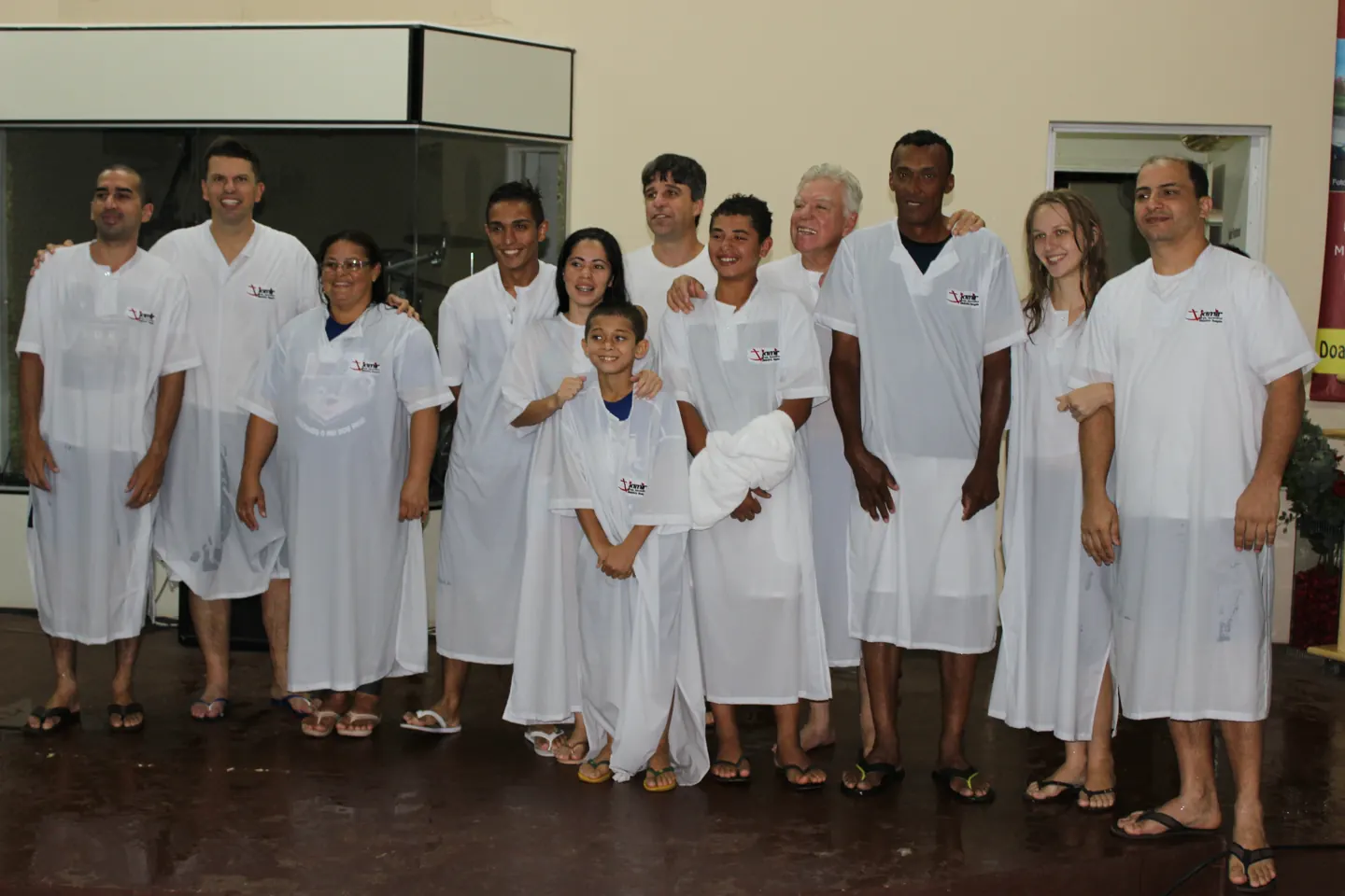 Grupo reunido após batismos realizados nos primeiros anos da IAMIR Nova Mutum.